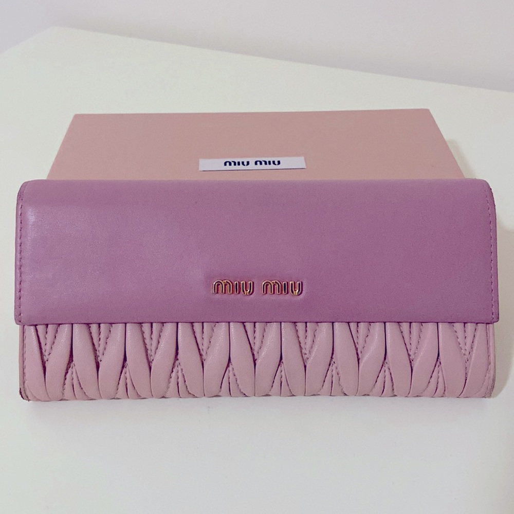 Miu Miu
matelassé leather folding wallet. Some appearance wear,inside very good.